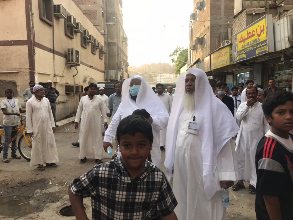 BurmaLOVESaudi's tweet photo. بعد انتشار مرض #الجرب في مكة المكرمة أبناء الجالية #البرماوية مع مجموعة من أعيانهم يقومون بتنظيف أحياء مكة والقضاء على مسببات التلوث البصري والمحلات المخالفة بالتعاون مع الجهات الرسمية .. https://t.co/HTVzF4XQlt