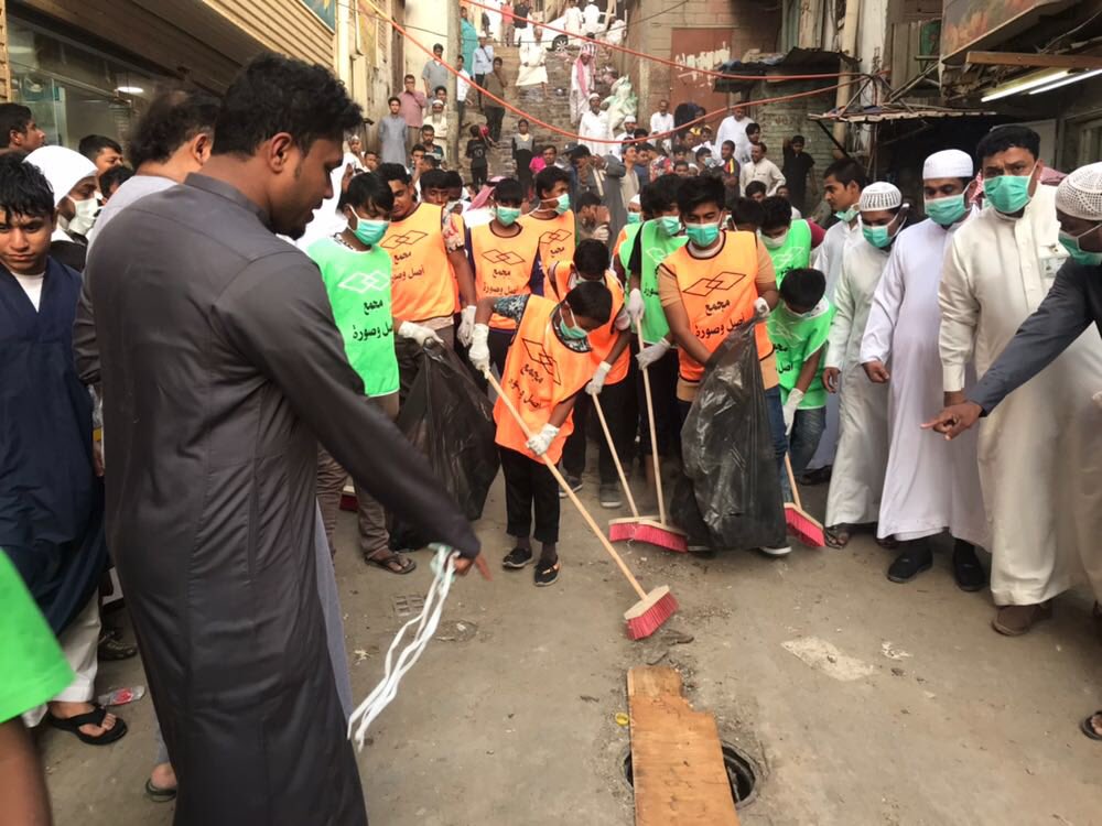 BurmaLOVESaudi's tweet photo. بعد انتشار مرض #الجرب في مكة المكرمة أبناء الجالية #البرماوية مع مجموعة من أعيانهم يقومون بتنظيف أحياء مكة والقضاء على مسببات التلوث البصري والمحلات المخالفة بالتعاون مع الجهات الرسمية .. https://t.co/HTVzF4XQlt