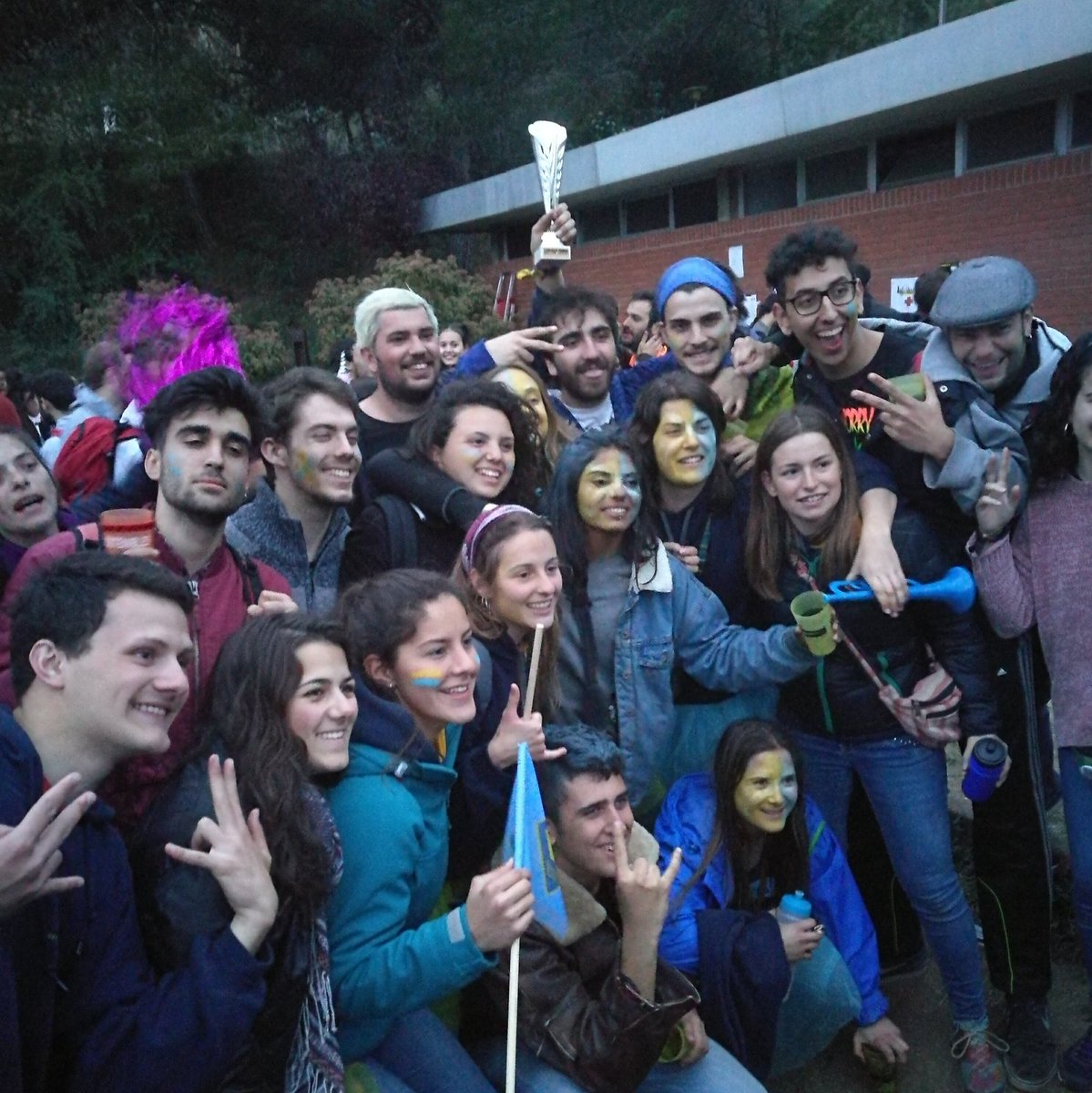 xoriguersudg's tweet photo. En altres coses no, pero a fer gresca ningú ens guanya! Premi a la millor afició al torneig de fútbol #IntercastellerUniversitari!! #XorisReturn #Xori20age https://t.co/Yoa1g5gY2g