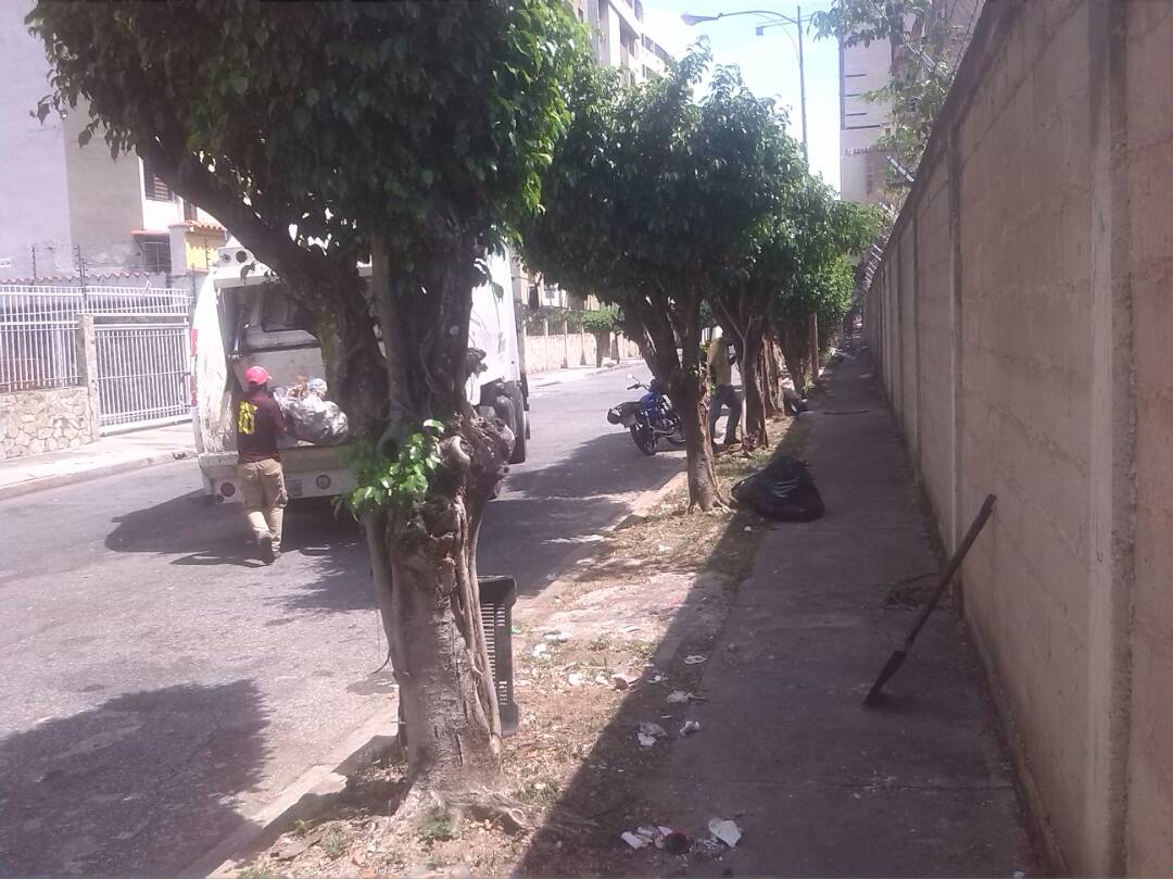 ImaValencia's tweet photo. #GranDespliegueParroquiaSanJose #Seguimosenlacalle #Av104-B @rafaellacava10 @Alemarvez10 @YormanBerbecia @ImaValencia https://t.co/e9soW1h2Yr