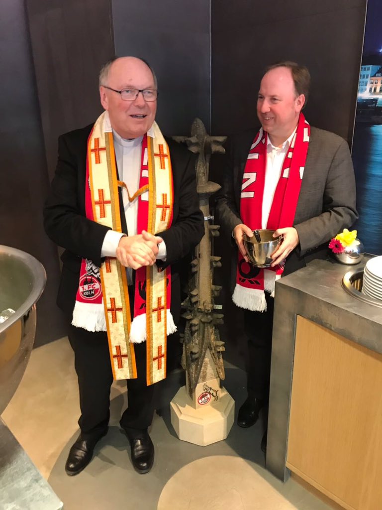Stadtdechant's tweet photo. In der Halbzeitpause im Spiel #KOEM05 wurde dem @fckoeln eine Domfiale überreicht, die zum 70. Geburtstag des #effzeh an die Verbindung mit dem #KölnerDom erinnert, der ja auch im Logo des 1.FC zu finden ist.
Mit dabei der #Dompropst und der #Dombaumeister. https://t.co/AM1mpaRMIk
