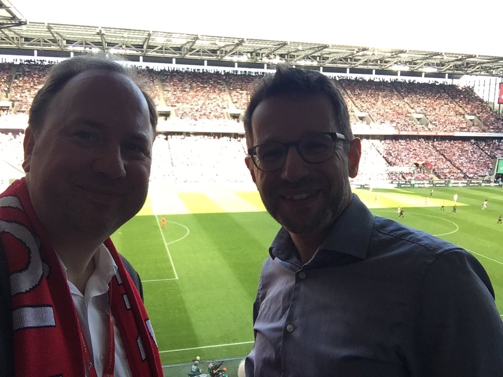 Stadtdechant's tweet photo. In der Halbzeitpause im Spiel #KOEM05 wurde dem @fckoeln eine Domfiale überreicht, die zum 70. Geburtstag des #effzeh an die Verbindung mit dem #KölnerDom erinnert, der ja auch im Logo des 1.FC zu finden ist.
Mit dabei der #Dompropst und der #Dombaumeister. https://t.co/AM1mpaRMIk