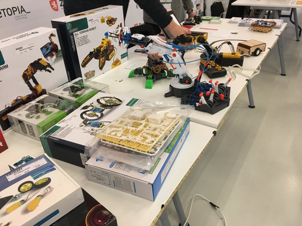 jrgsanta's tweet image. Inmersión en la cultura maker #arduinodayzgz #ArduinoDay2018 #makerspace