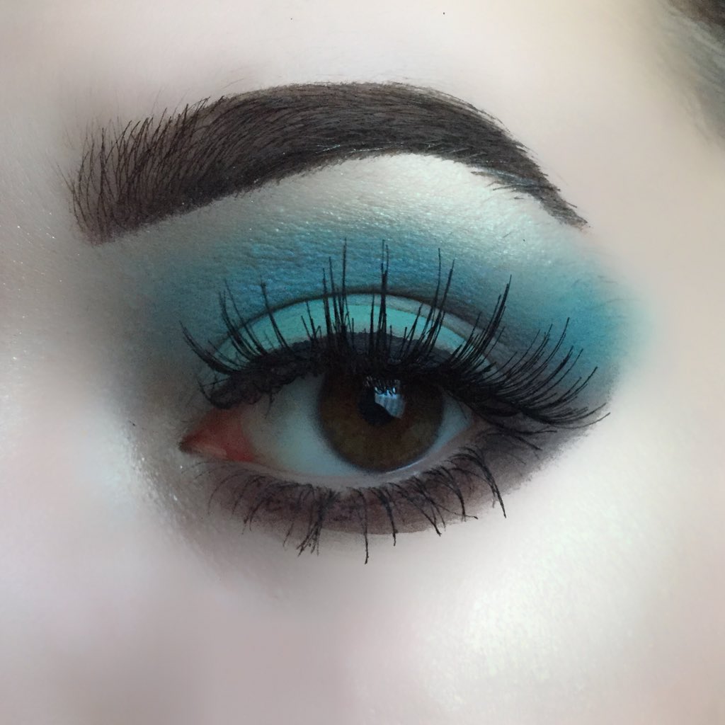 muaems1's tweet photo. HOGWARTS: Ravenclaw 🦅✨ eyes: @nyxcosmetics @nyxcosmetics_uk #ultimateshadowpalette #brights #ultimateshadowpalettebrights @thebalm_cosmetics #meetmattetrimony (Matt Ahmed) #howarts #harrypotter #hogwartshousemakeup #ravenclaw #glow #makeup https://t.co/87OG0HGnTL