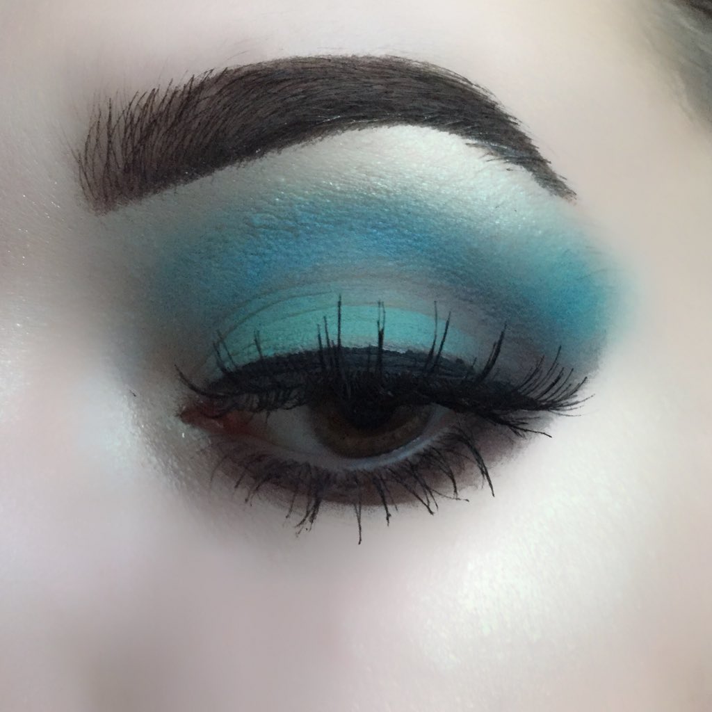 muaems1's tweet photo. HOGWARTS: Ravenclaw 🦅✨ eyes: @nyxcosmetics @nyxcosmetics_uk #ultimateshadowpalette #brights #ultimateshadowpalettebrights @thebalm_cosmetics #meetmattetrimony (Matt Ahmed) #howarts #harrypotter #hogwartshousemakeup #ravenclaw #glow #makeup https://t.co/87OG0HGnTL