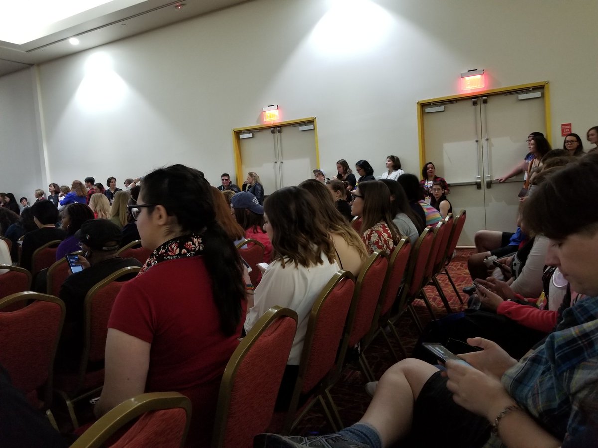 BonusBlanket's tweet photo. Just a few #wayhaught fans here at #ClexaCon2018!!!

#WynonnaEarp https://t.co/kVASttsUuN