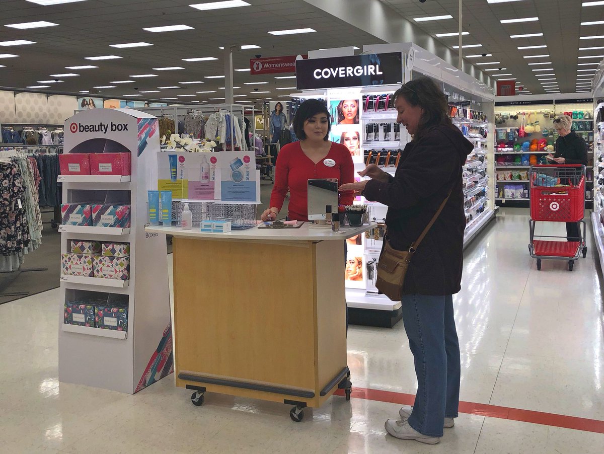 sarah_hunsucker's tweet photo. Beauty Specialist Haley bringing joy as she finds the right shade of foundation for our guest!!! #MakingMagicMoments #TheUnstoppableHaley #JustCallHerHaleyJoy @salamlazkani @rickd0055 https://t.co/zpFvHtw6TH