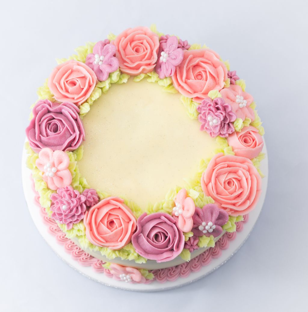 BellarooBakes's tweet photo. I’m in love with this new trend of piped flower decorations, so simple but effective 💐🌷🌻 This recent carrot cake order looks too good to eat but I hear it went down well! https://t.co/J0sqetmi5O
