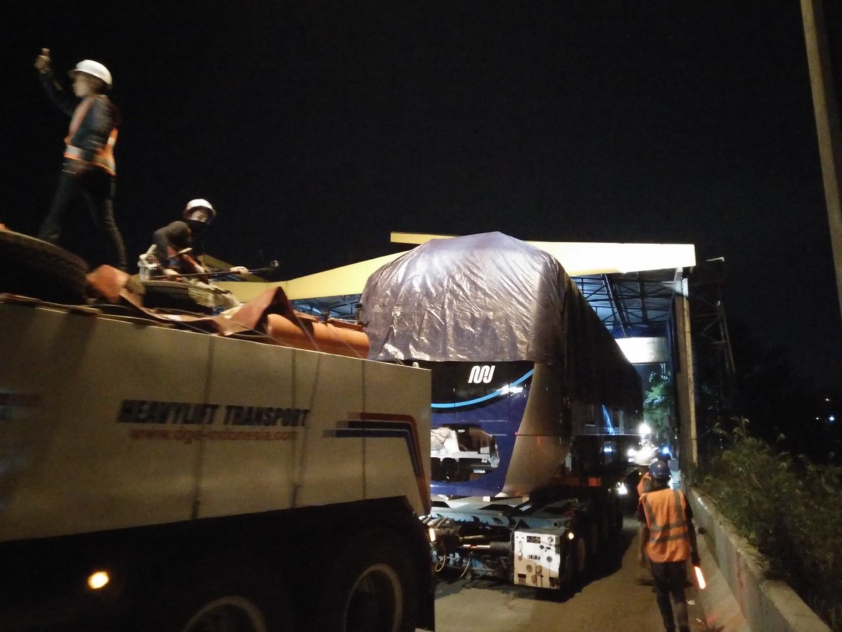 mrtjakarta's tweet photo. Iring-iringan #KeretaMRTJ sudah memasuki JORR, banyak rintangan yang harus dilewati seperti, rambu dan gerbang tol. Ikuti terus perjalanan #KeretaMRTJ di semua kanal media sosial MRT Jakarta! https://t.co/wp7J3SLNrt