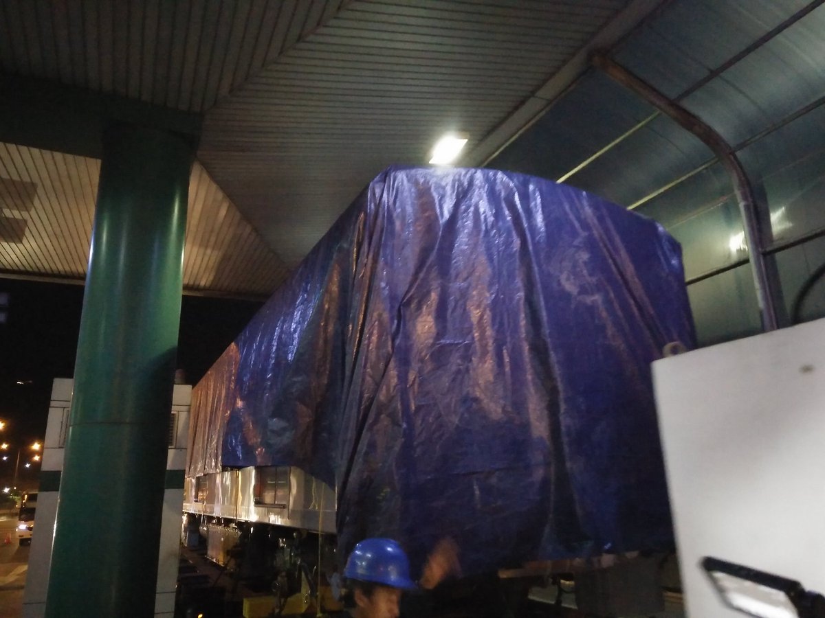 mrtjakarta's tweet photo. Iring-iringan #KeretaMRTJ sudah memasuki JORR, banyak rintangan yang harus dilewati seperti, rambu dan gerbang tol. Ikuti terus perjalanan #KeretaMRTJ di semua kanal media sosial MRT Jakarta! https://t.co/wp7J3SLNrt