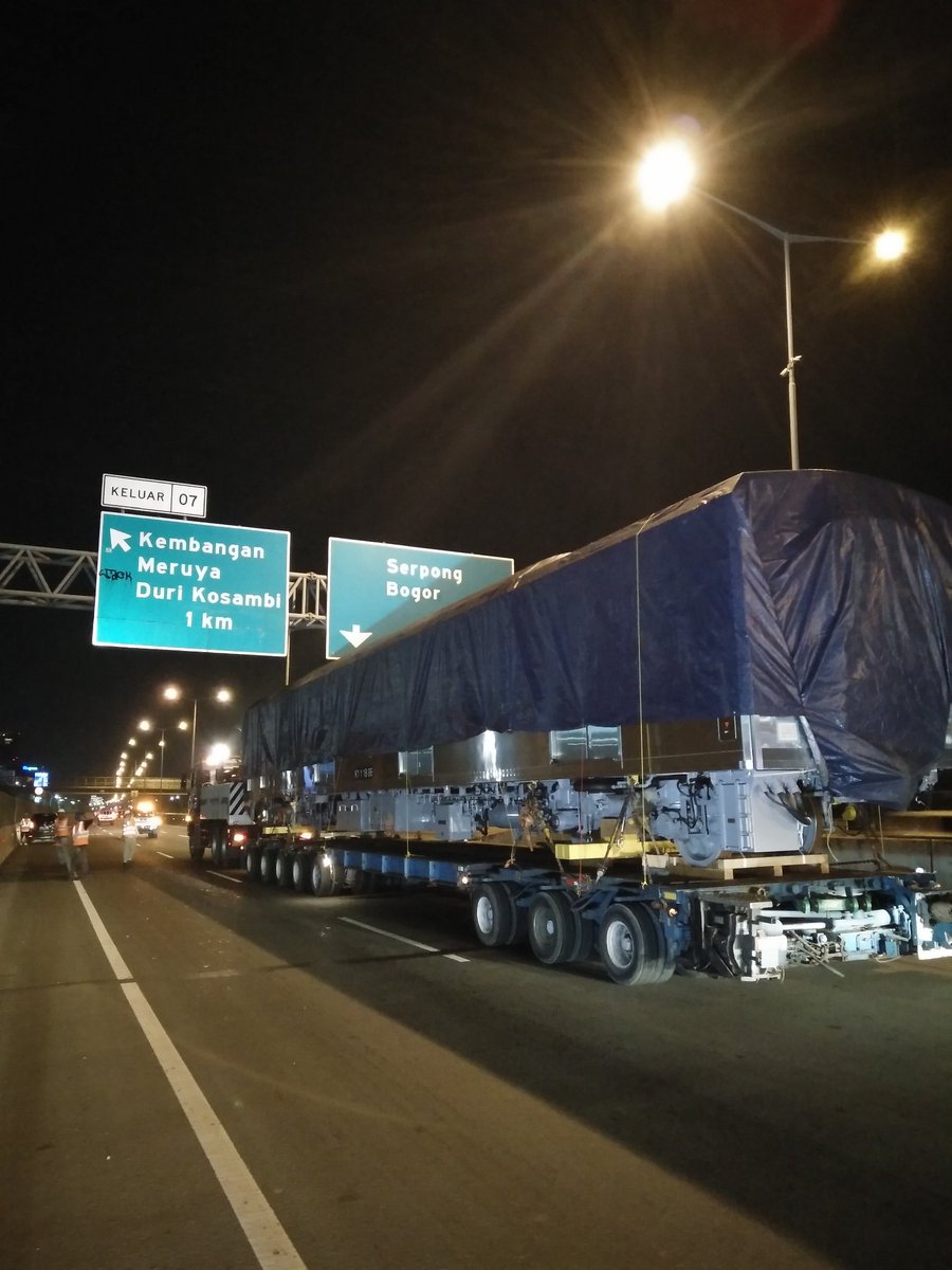 Iring-iringan #KeretaMRTJ sudah memasuki JORR, banyak rintangan yang harus dilewati seperti, rambu dan gerbang tol. Ikuti terus perjalanan #KeretaMRTJ di semua kanal media sosial MRT Jakarta!