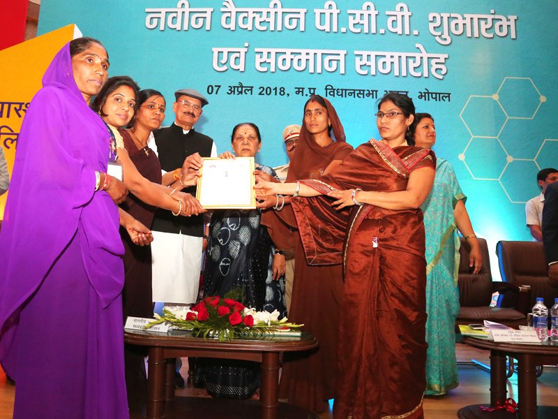 CMMadhyaPradesh's tweet photo. इस अवसर पर राज्यपाल श्रीमती @anandibenpatel ने कायाकल्प कार्यक्रम के अंतर्गत उत्कृष्ट प्रदर्शन करने वाली संस्थाओं और सरपचों को पुरस्कृत भी किया। https://t.co/4gZGPfozKu