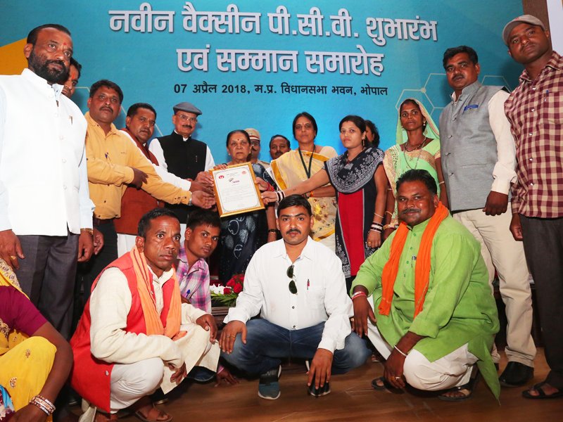 CMMadhyaPradesh's tweet photo. इस अवसर पर राज्यपाल श्रीमती @anandibenpatel ने कायाकल्प कार्यक्रम के अंतर्गत उत्कृष्ट प्रदर्शन करने वाली संस्थाओं और सरपचों को पुरस्कृत भी किया। https://t.co/4gZGPfozKu