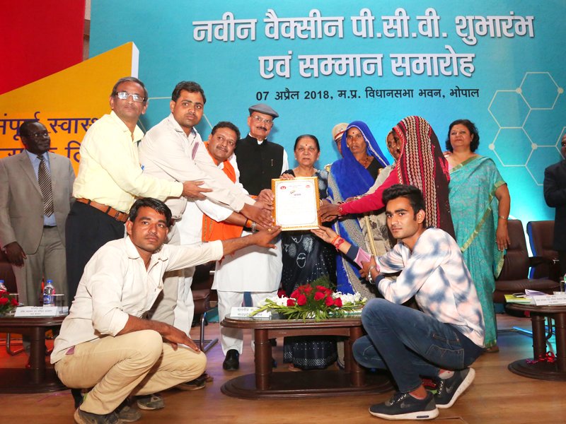 CMMadhyaPradesh's tweet photo. इस अवसर पर राज्यपाल श्रीमती @anandibenpatel ने कायाकल्प कार्यक्रम के अंतर्गत उत्कृष्ट प्रदर्शन करने वाली संस्थाओं और सरपचों को पुरस्कृत भी किया। https://t.co/4gZGPfozKu