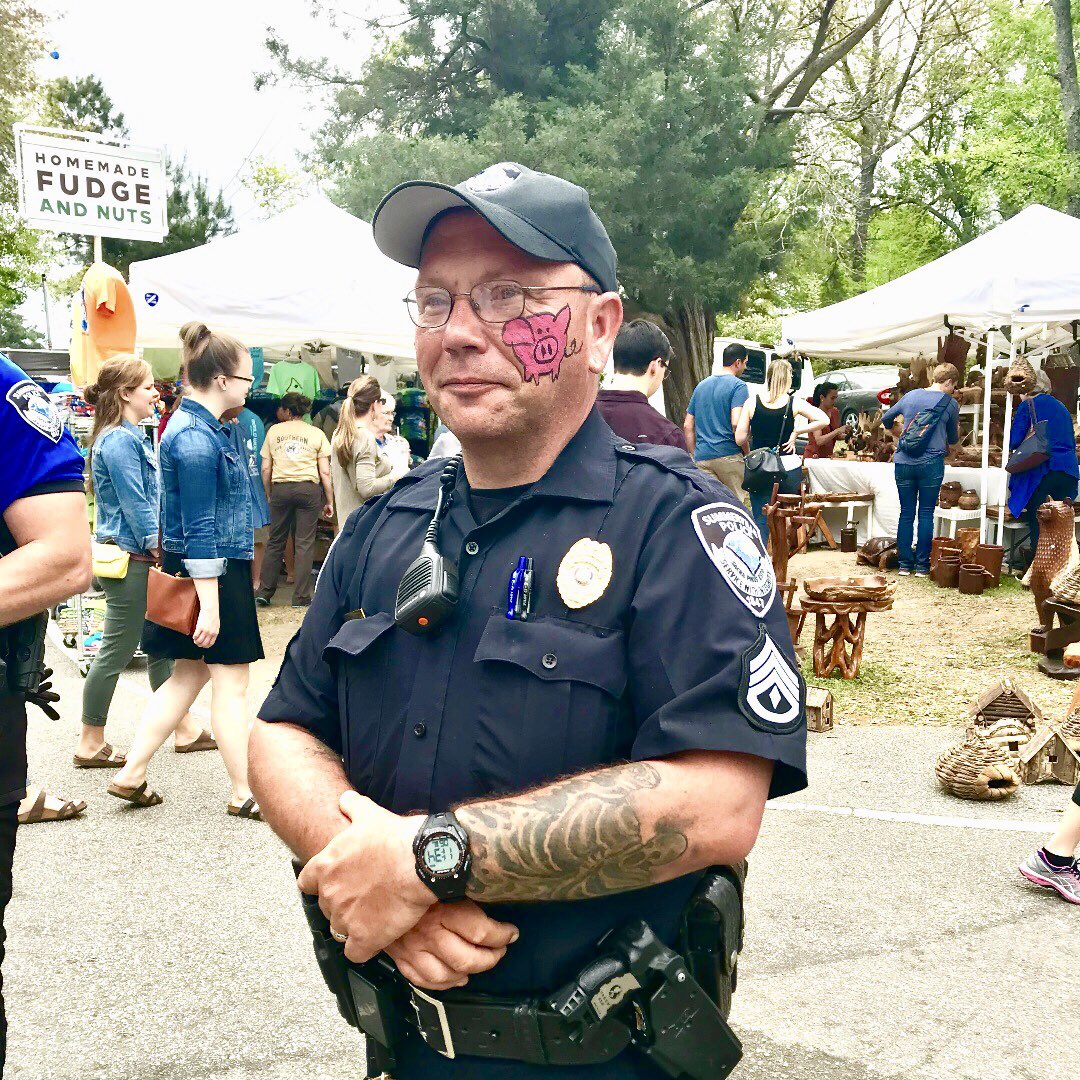 DonnaAndreano's tweet photo. Summervilleโs Annual #flowertownfestival has expanded so itโs not as crowded ๐๐ป #craftsforkids #craftsforsale #foodfestival #servicevendors #kiddierides https://t.co/KbERxkoVYY
