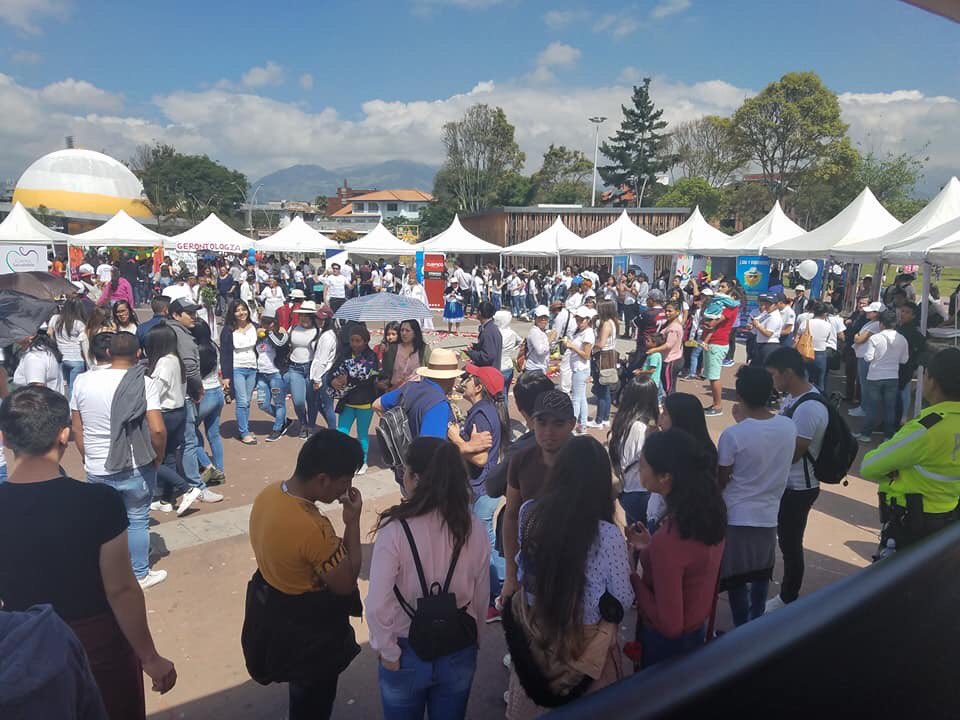 GabiBritoA's tweet photo. Un pueblo unido busca crear una Cuenca Saludable 🍉🍌🥦🍠
Gracias a todas las instituciones que se han sumado a esta causa para certificarse como empresa saludable.  @CoralHipermerca 
#SembrandoFuturo https://t.co/giIf4CevcF