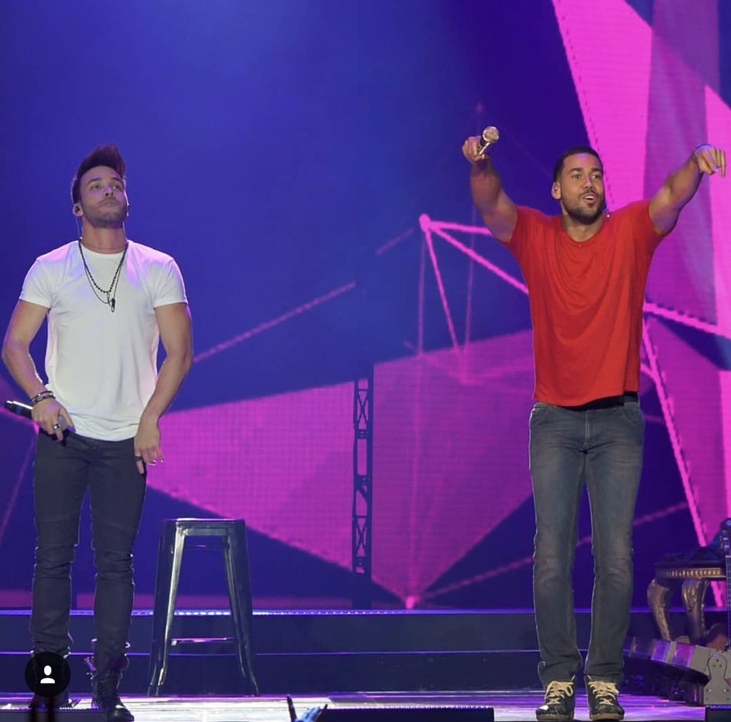 PrinceRoyce's tweet photo. Siempre un honor compartir el escenario contigo bro, much love 👑👑 #Repost @RomeoSantosPage 
・・・
Gracias por un cierre Sold Out espectacular.. Gracias @princeroyce. Luv U homie. #GoldenTour 👑. https://t.co/IXrAxmfcIv
