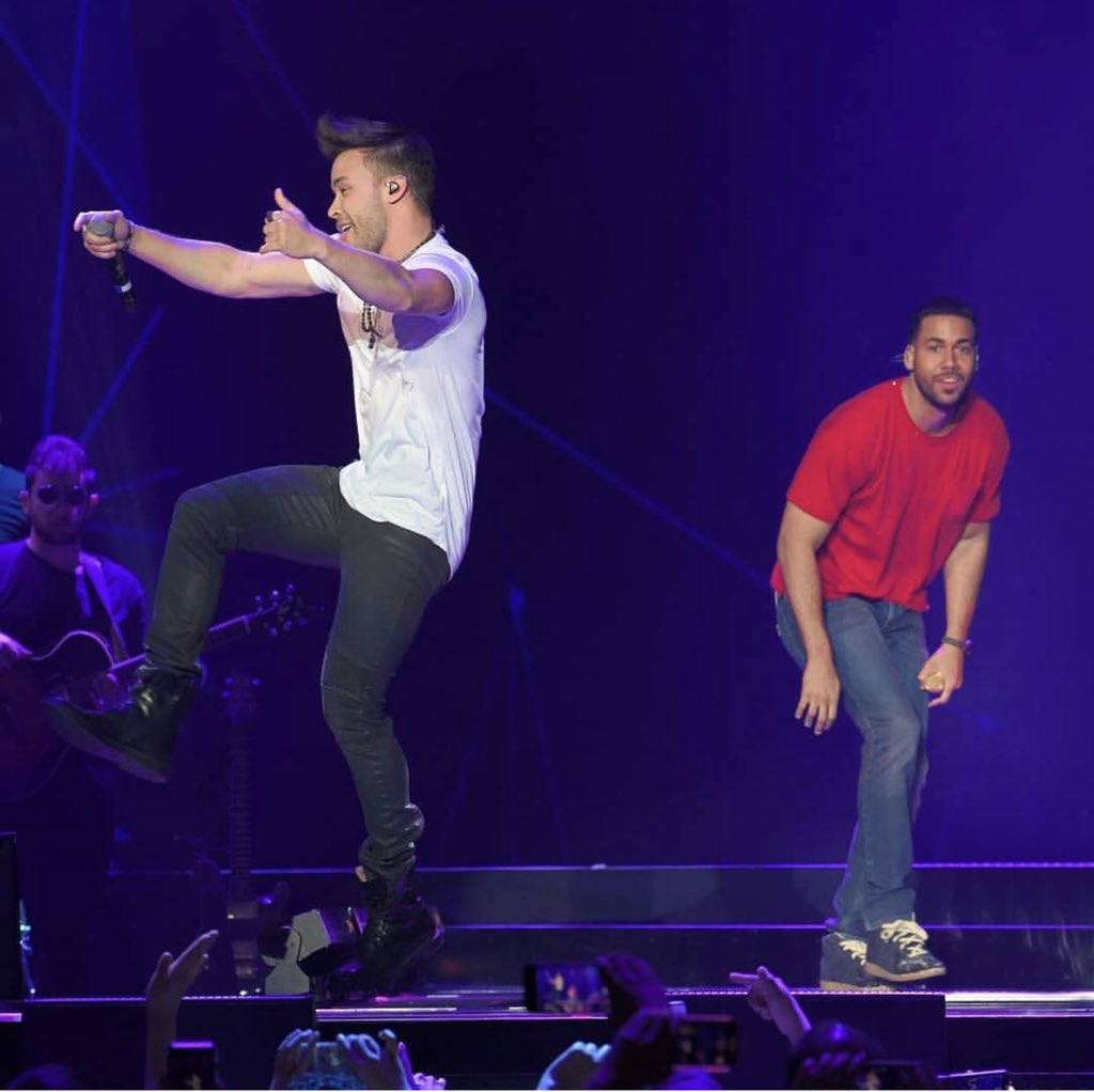 PrinceRoyce's tweet photo. Siempre un honor compartir el escenario contigo bro, much love 👑👑 #Repost @RomeoSantosPage 
・・・
Gracias por un cierre Sold Out espectacular.. Gracias @princeroyce. Luv U homie. #GoldenTour 👑. https://t.co/IXrAxmfcIv