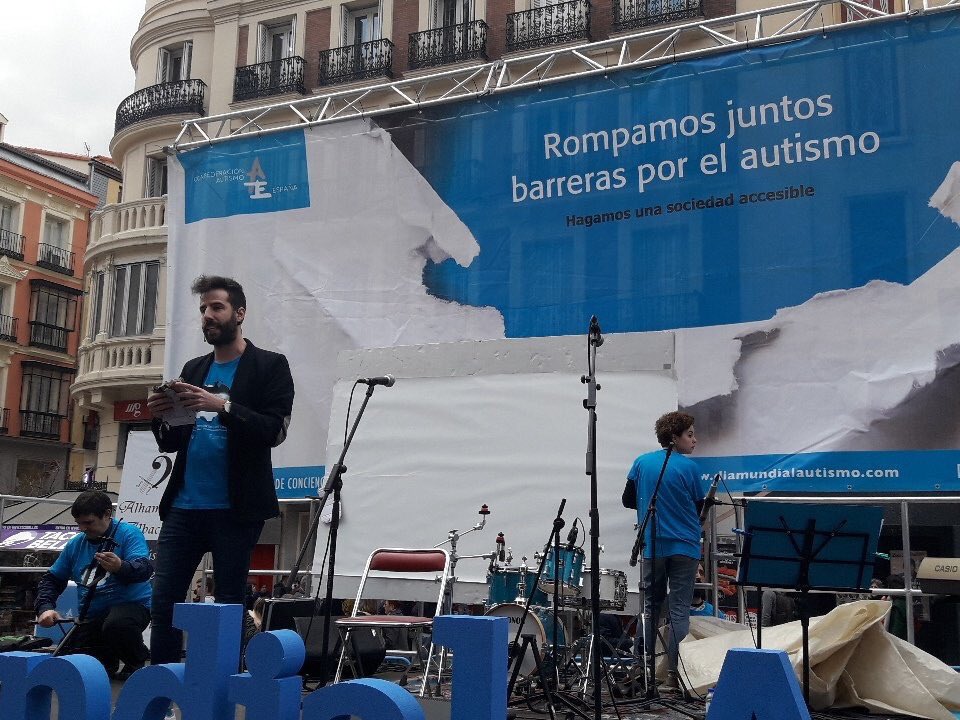 Autismo_Espana's tweet photo. Y gran reconocimiento al polifacético @VictorVitia  es muy difícil hacer tantas cosas como tú haces y hacerlas tan bien. Gracias por romper barreras por el autismo con nosotros en el #DiaMundialAutismo #AutismDay2018 https://t.co/eXBTefh8JP https://t.co/2W4aoThT7I