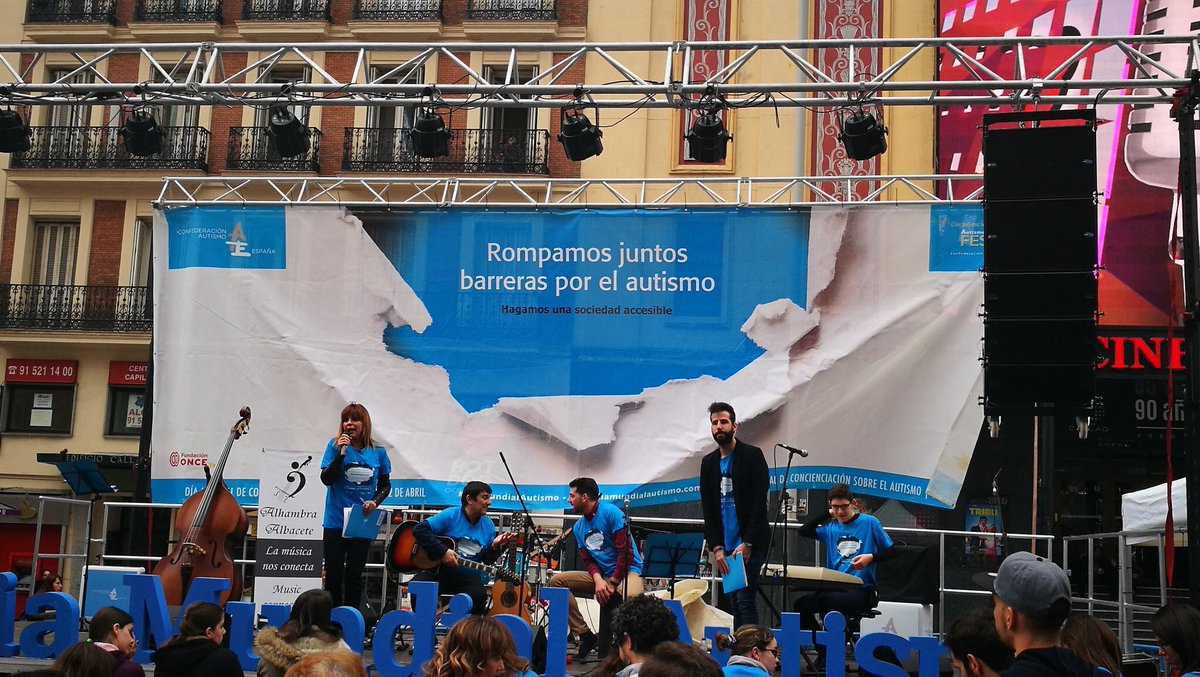 Autismo_Espana's tweet photo. Y gran reconocimiento al polifacético @VictorVitia  es muy difícil hacer tantas cosas como tú haces y hacerlas tan bien. Gracias por romper barreras por el autismo con nosotros en el #DiaMundialAutismo #AutismDay2018 https://t.co/eXBTefh8JP https://t.co/2W4aoThT7I