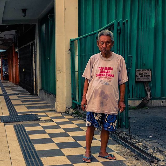 anamovich_66's tweet photo. Tiap berita ( posting ) adalah usaha .
.
#Indonesia_onhestreet
#surabaya_onthestreet
#streetphotography
#indostreetproject
#indosp_jatim
#instastreetid
#maklumfoto
#fujiguysid
#kulukilir
#pjk_street
#capturestreets
#insanindonesia
#friendsinstreets
#hcsc… https://t.co/epj71pCsoF https://t.co/F3zfbJgvK0