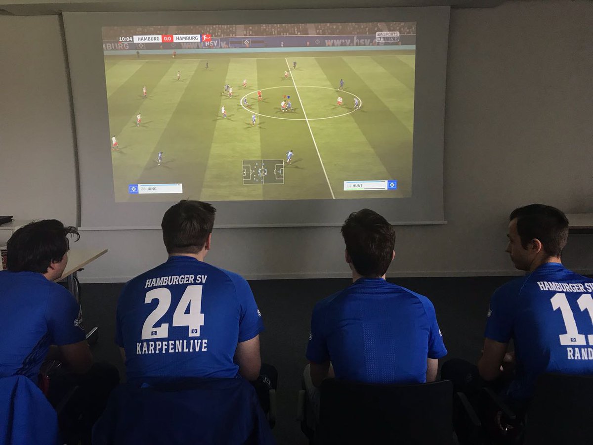 Im Vorfeld der heutigen Partie wird bereits fleißig an der Konsole gezockt: Timothy & Lukas gewannen das exklusive FIFA18-Training mit unseren beiden Wildcard-Vertretern @KarpfenL & @doneiel, welches wir gemeinsam mit @Pringles verlost haben. #nurderHSV #HSVxVBL 
#moinVBL