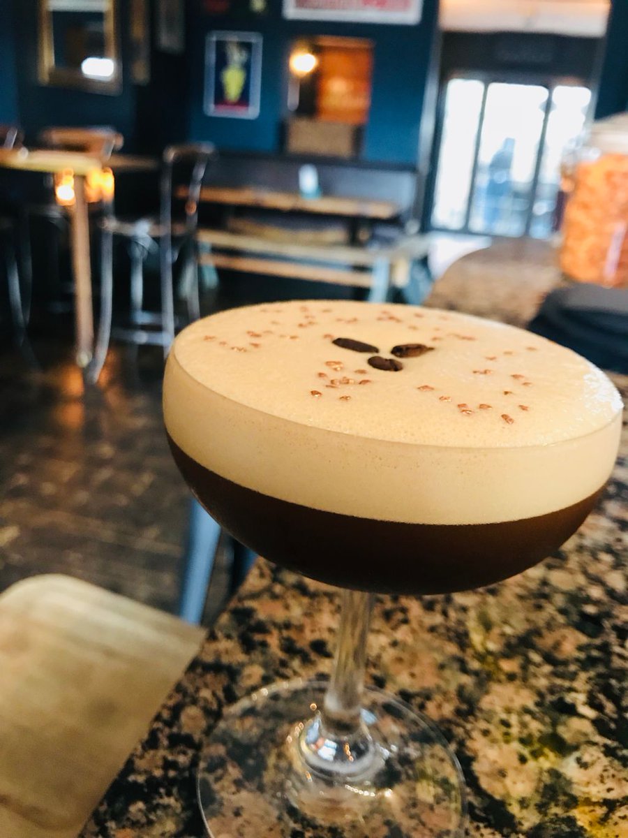 Time for our favourite Saturday night tipple! 🍸#expressomartini <a href="/mokencoffee/">Moken Coffee</a> #cocktail #champagnebar #saturdaynightplans #bartender