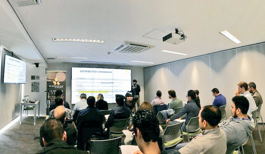 blockchain_mex's tweet photo. @nadirakhtar123 begins day 3 talking about distributed consensus and blockchain. https://t.co/mpFDtt50dS