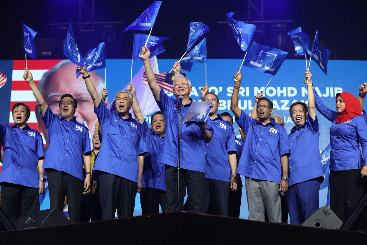 NajibRazak's tweet photo. Lautan biru memenuhi stadium malam ini, semua #BersamaBN #HebatkanNegaraku ! https://t.co/RazlMaT7TO