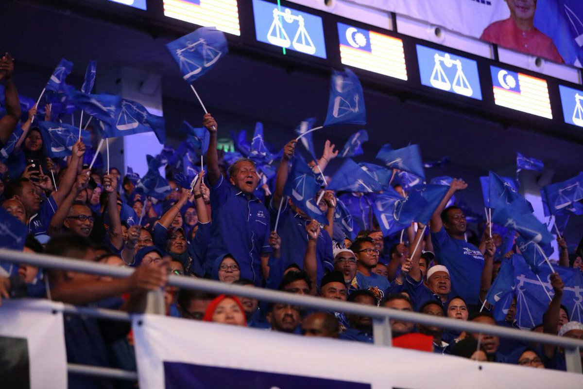 NajibRazak's tweet photo. Lautan biru memenuhi stadium malam ini, semua #BersamaBN #HebatkanNegaraku ! https://t.co/RazlMaT7TO