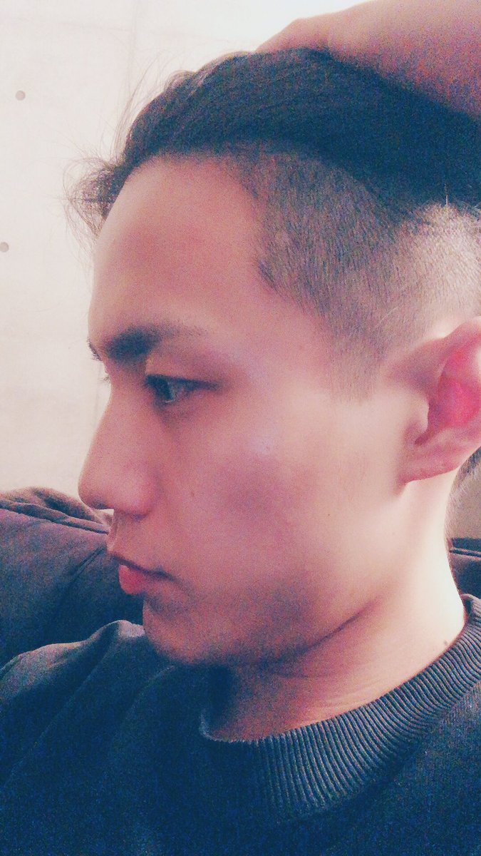 O Xrhsths 吉田 邑樹 Sto Twitter やってしまった 伸びてきたサイドをいつも通りバリカンで刈ろうとしたらヘッドの部分を装着し忘れ もみあげの先っぽを失ってしまった R 1枚目がもみあげ有り 2枚目がもみあげ無し 皆さんもバリカンを使う際は