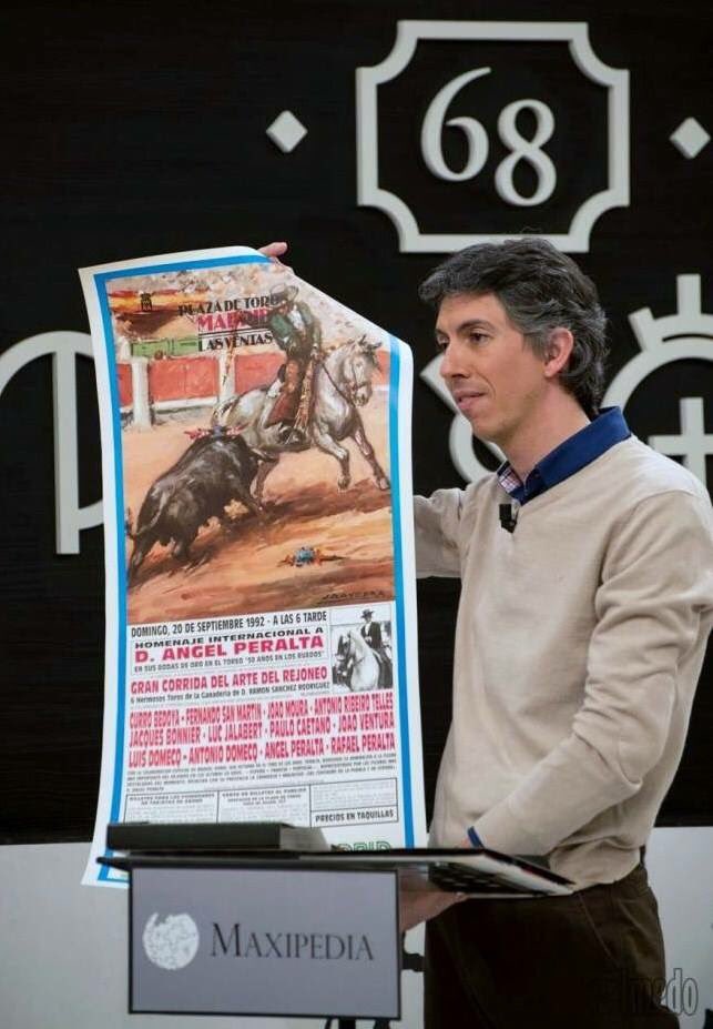 Maxi_Perez_'s tweet photo. Dos recuerdos de Ángel Peralta en el #68Pasos de @toros que compartimos con @DiegoVentura82. Cartel del debut en Madrid de su padre, Joao A. Ventura (año 85) y del magno homenaje internacional al Centauro de La Puebla (año 92) en @LasVentas. https://t.co/79y8y4GrUJ