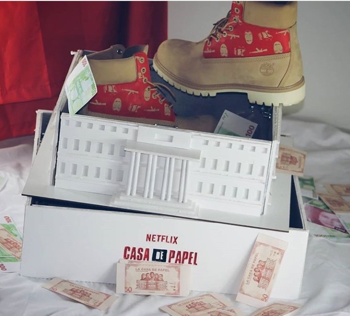 docteursneaker's tweet photo. Nous avons également pris le soin de construire la fameuse Casa de Papel @NetflixFR @netflix #LT #LaCasaDePapel2 #fromToulouse #customoftheday https://t.co/3pjcG78r7M