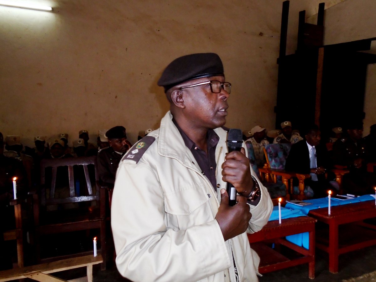 HuyePrison's tweet photo. Nkuko nahandi hose mu Gihugu harimo kwibukwa Genocide yakorewe abatutsi ku nshuro ya 24, na Gereza ziri hirya no hino mu Gihugu Imfungwa n'Abagororwa bazirimo nabo iki gikorwa kibageraho kimwe nabandi Banyarwanda. uyu muhango ukaba watangijwe n'isengesho. https://t.co/4iOQK4ZZRt