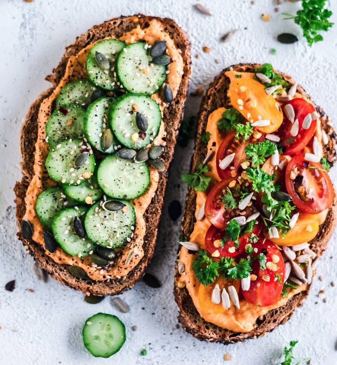 JillianMichaels's tweet photo. Bringing it back to the benefits of a Mediterranean diet today!  Hummus toast. YUM. You can spice it up with a little cayenne or jalapeño for a kick. It’s a great blend of macros &amp; it’s got a ton of fiber &amp; healthy fat for better digestion &amp; heart health! pic: @oatmeal_stories https://t.co/pdAMOYw8QT