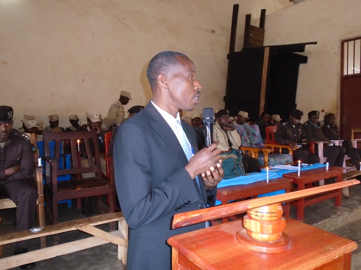 HuyePrison's tweet photo. Nkuko nahandi hose mu Gihugu harimo kwibukwa Genocide yakorewe abatutsi ku nshuro ya 24, na Gereza ziri hirya no hino mu Gihugu Imfungwa n'Abagororwa bazirimo nabo iki gikorwa kibageraho kimwe nabandi Banyarwanda. uyu muhango ukaba watangijwe n'isengesho. https://t.co/4iOQK4ZZRt