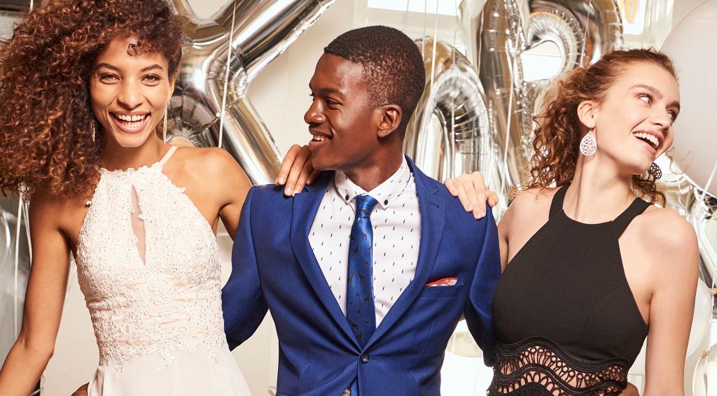 hudsonsbay's tweet image. #VANCOUVER: Check out the #HBPromSquad vehicle at Granville Square (200 Granville St.) today and tomorrow. See the latest dresses and suits, find your prom beauty look and take away fun giveaways! More info: spr.ly/6013DXo5x