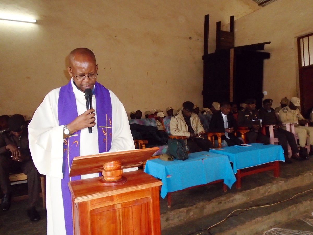 HuyePrison's tweet photo. Nkuko nahandi hose mu Gihugu harimo kwibukwa Genocide yakorewe abatutsi ku nshuro ya 24, na Gereza ziri hirya no hino mu Gihugu Imfungwa n'Abagororwa bazirimo nabo iki gikorwa kibageraho kimwe nabandi Banyarwanda. uyu muhango ukaba watangijwe n'isengesho. https://t.co/4iOQK4ZZRt