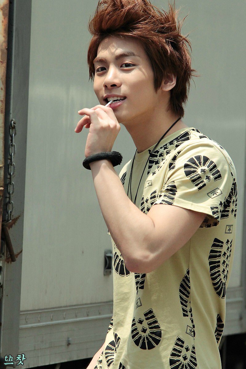 bulenightyanyo5's tweet photo. 本日は愛しのキムジョンヒョンのセンイルですね(ㅎㅅㅎ❤️
おめでとうジョンくん。
#jonghyun_day
#영원한_너의봄
#빛이나는종현이의날 https://t.co/XtR2yUd81o