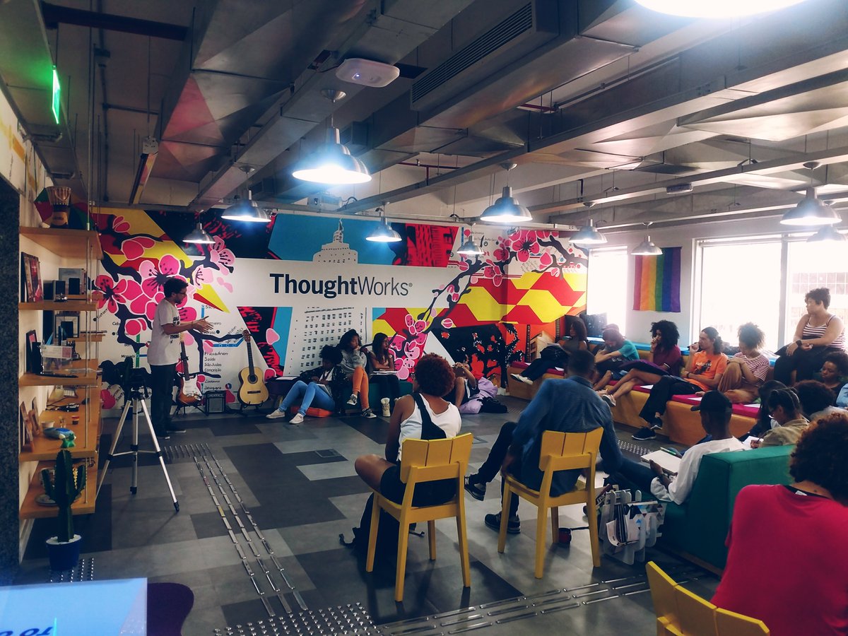 Em abril, nossas aulas são no escritório da <a href="/thoughtworksbr/">Thoughtworks Brasil</a> em São Paulo, e começamos o mês com uma aula sobre cultura digital com o Dorly Neto e discussões sobre feminismo com a Fhoutine Marie. :)