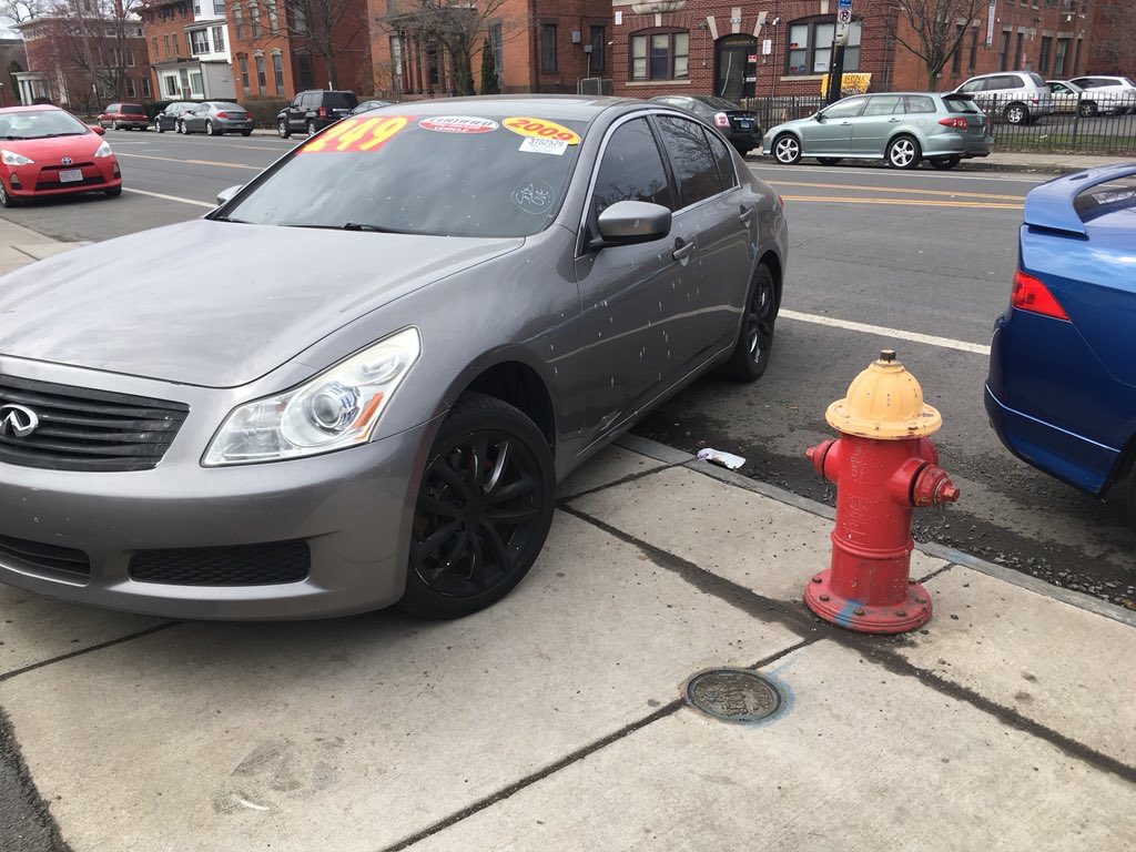 NotASpotHTFD's tweet photo. Live from the Wethersfield Avenue bike lane. It doesn't help that the downtown-bound bike lane is as wide as a parking lane - it could use a painted buffer. https://t.co/vIbx4g9FFA