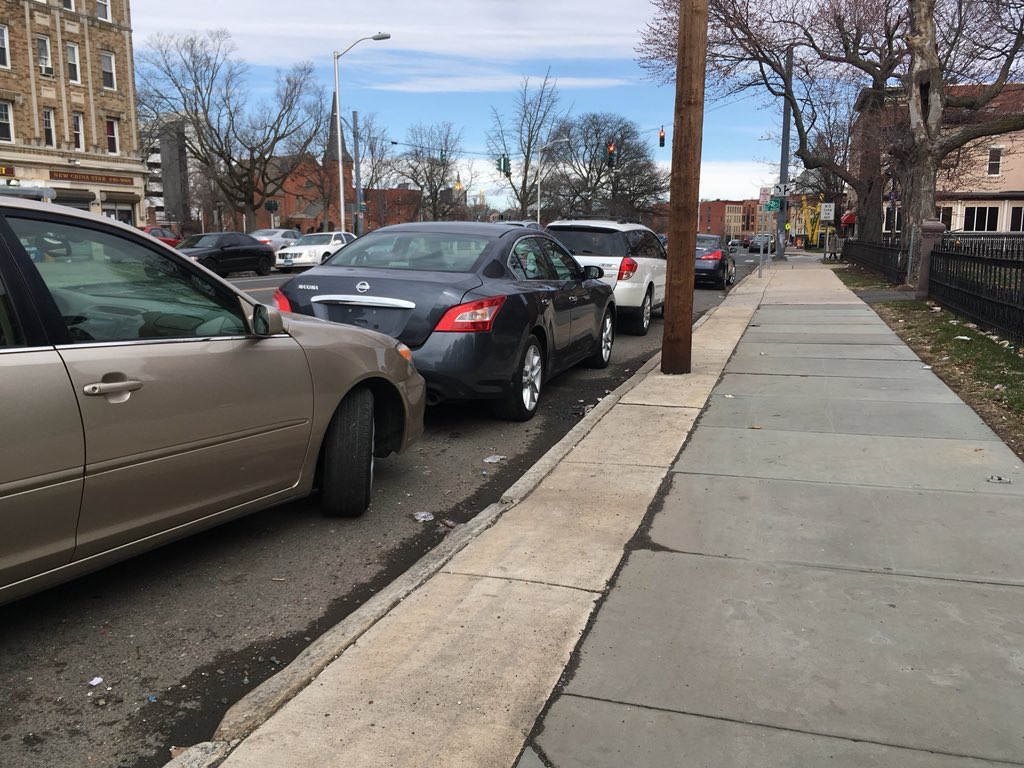NotASpotHTFD's tweet photo. Live from the Wethersfield Avenue bike lane. It doesn't help that the downtown-bound bike lane is as wide as a parking lane - it could use a painted buffer. https://t.co/vIbx4g9FFA
