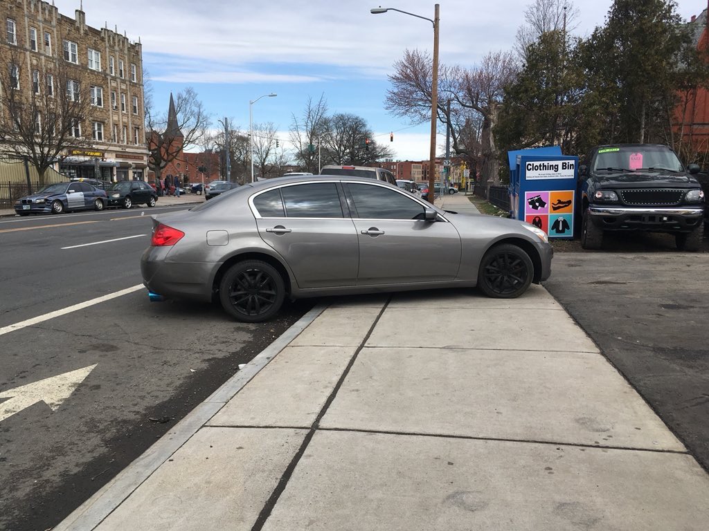 NotASpotHTFD's tweet photo. Live from the Wethersfield Avenue bike lane. It doesn't help that the downtown-bound bike lane is as wide as a parking lane - it could use a painted buffer. https://t.co/vIbx4g9FFA