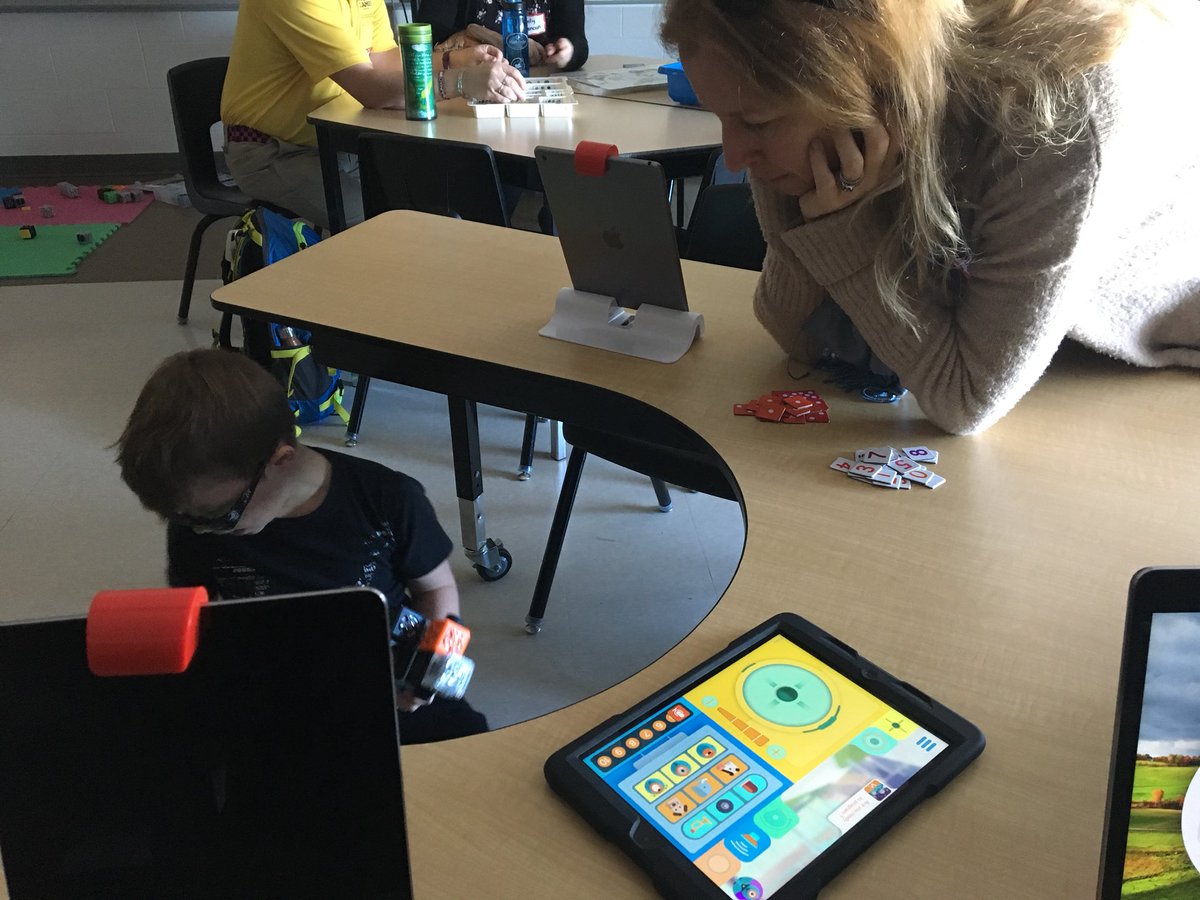 KarenYates23's tweet photo. Coding @edcampHALTON https://t.co/ilVYhG4jds