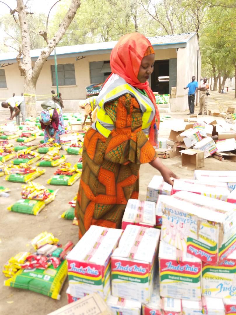 BornoYoung's tweet photo. 1 week in Bama
On 1st April 2017 last week, I was in Bama LGA during the visit, there's govt delegation, we distributed relief items including food items, mattresses, blankets & clothes to returnees & IDPs in Bama camp. #IDPs #Returness #Bama #Borno #HumanitarianWorkers https://t.co/Nm3VgybncS
