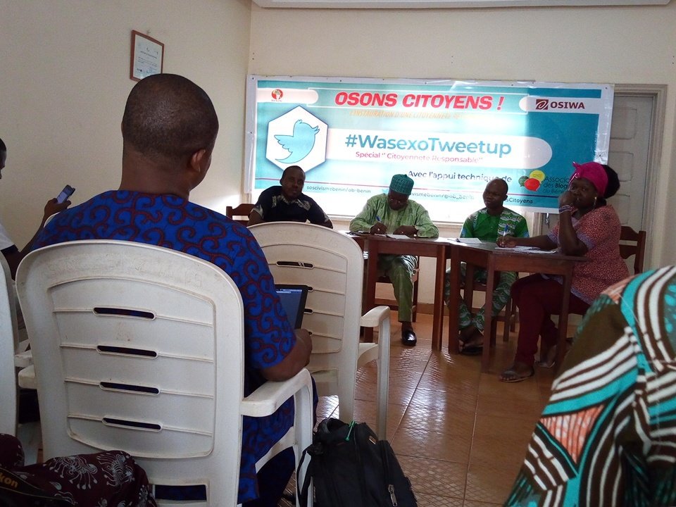 Place aux questions / réponses suite à l'intervention de Mr Azon L'invité, M. Épiphane AZON, Pdt de la FENAPEB, présente la fédération qui fait partie intégrante de la fédération africaine des parents d'élèves.
#OsonsCitoyens #WasexoTweetup