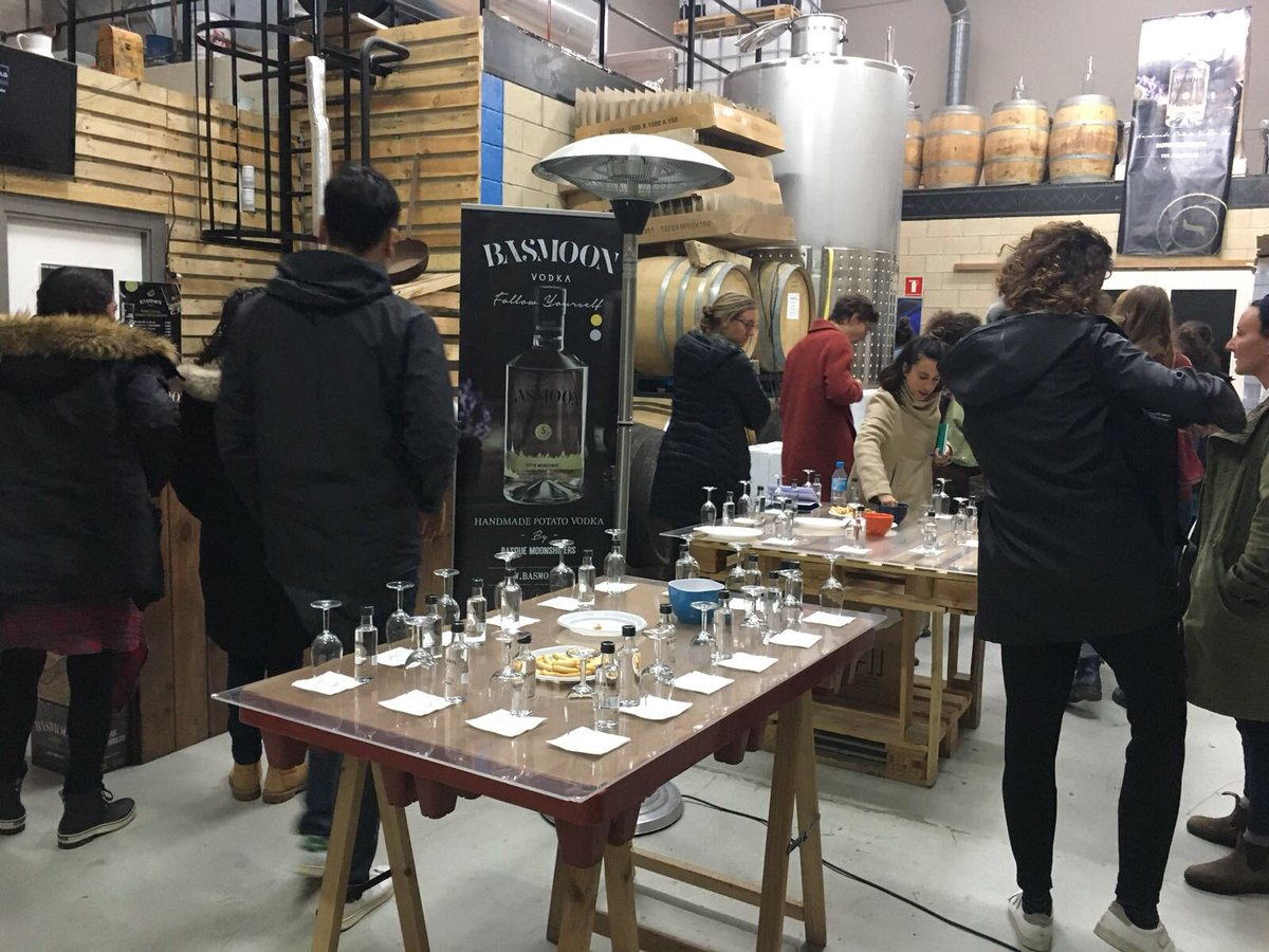 jackalvodka's tweet photo. Hoy nos visita un grupo de estudiantes italianos de artes culinarias, por mediación del movimiento #slowfoodalava y #slowfoodaraba 
Bienvenidos!!!
#todopreparado #basqueMoonshiners https://t.co/2CZlgR1Rf2