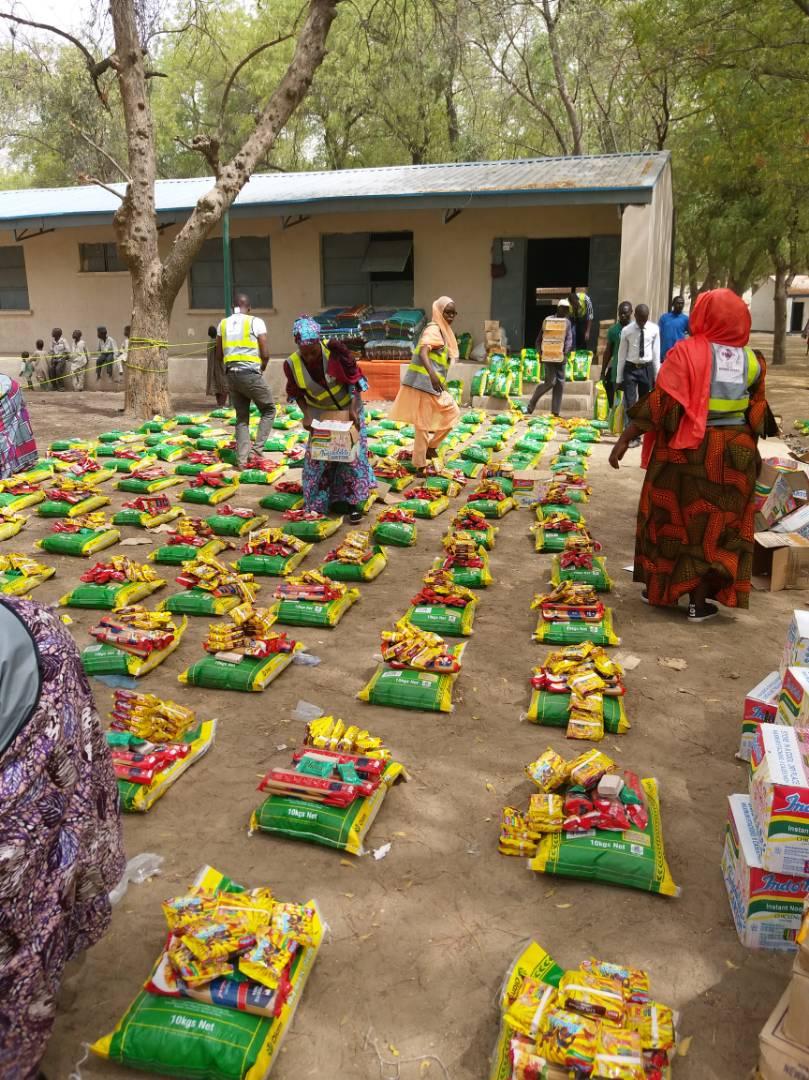 BornoYoung's tweet photo. 1 week in Bama
On 1st April 2017 last week, I was in Bama LGA during the visit, there's govt delegation, we distributed relief items including food items, mattresses, blankets & clothes to returnees & IDPs in Bama camp. #IDPs #Returness #Bama #Borno #HumanitarianWorkers https://t.co/Nm3VgybncS