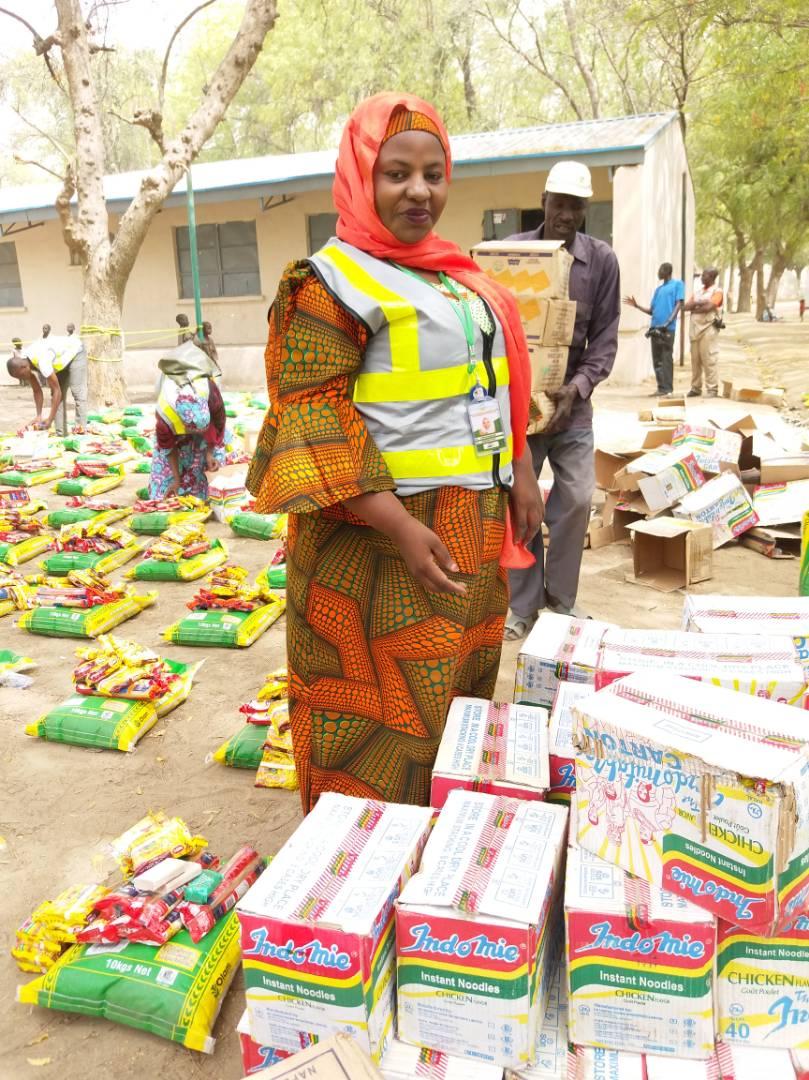 BornoYoung's tweet photo. 1 week in Bama
On 1st April 2017 last week, I was in Bama LGA during the visit, there's govt delegation, we distributed relief items including food items, mattresses, blankets & clothes to returnees & IDPs in Bama camp. #IDPs #Returness #Bama #Borno #HumanitarianWorkers https://t.co/Nm3VgybncS