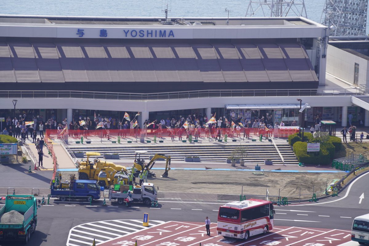 なお1330 18 03 26臨時列車の瀬戸大橋アンパンマントロッコ4号に琴平から児島まで乗車 トロッコ列車の風を感じながら車窓を撮影 与島 Saの人々が旗を振っており 観光列車に向けて歓迎している様子が見えた 瀬戸大橋 トロッコ 瀬戸大橋開通30周年